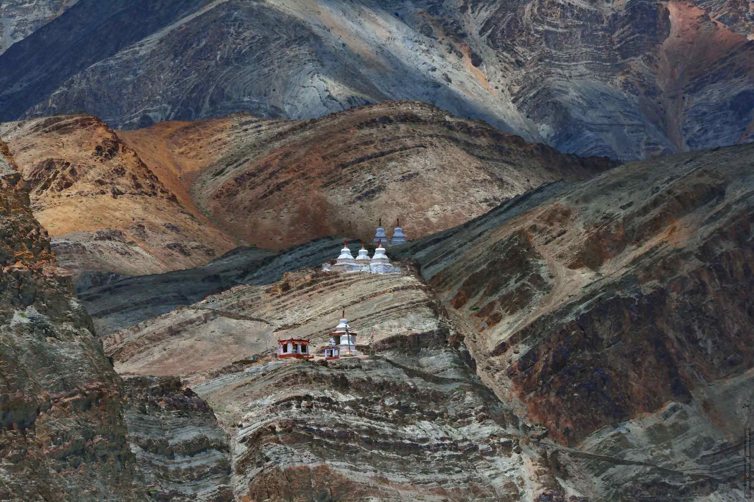 White stupas of the Da Hanu valley. Budget photo tour Legends of Tibet: Zanskar, 30.08. - 09.09.2025.