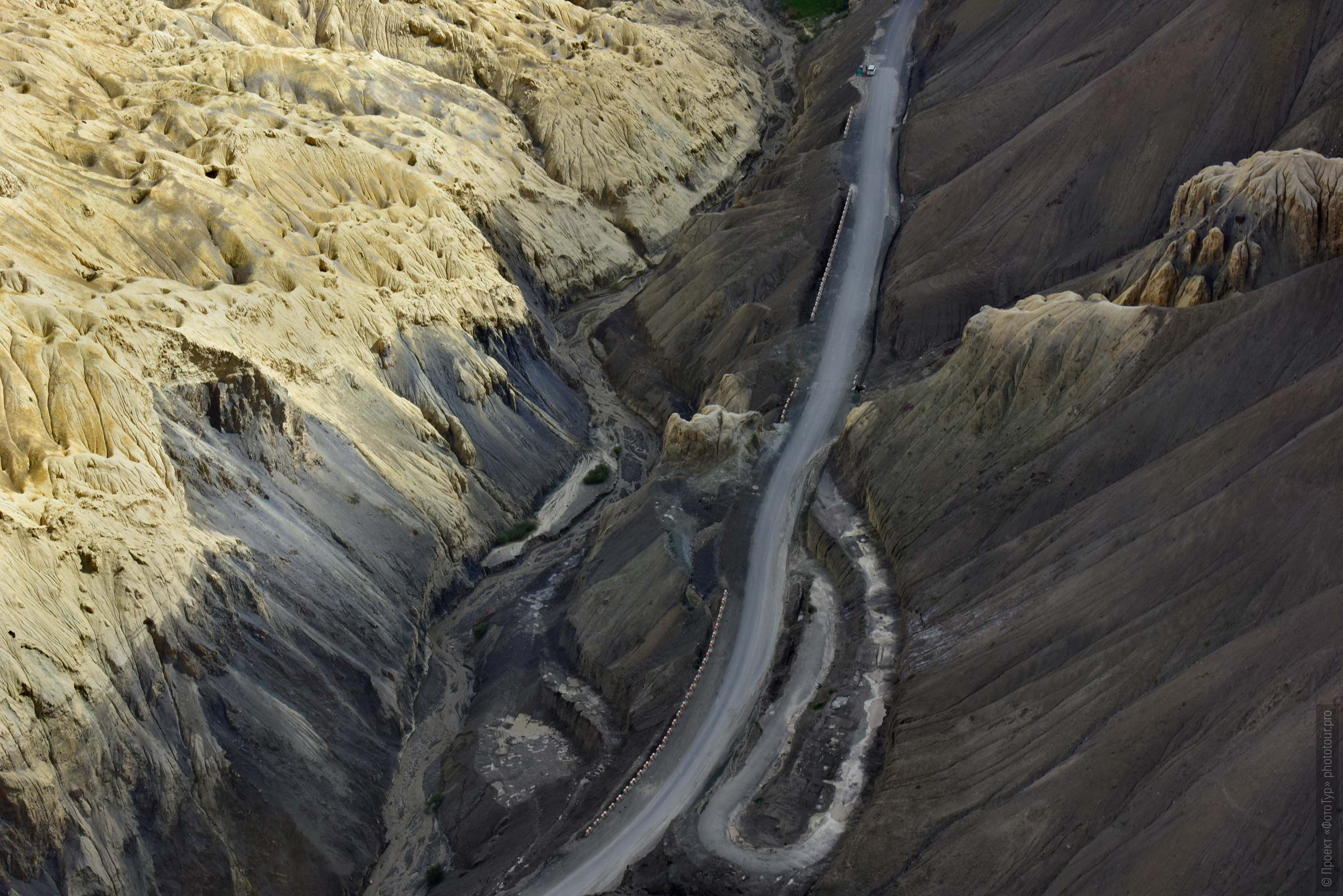 Lower tourist road Lamayuru - Leh. Budget photo tour Legends of Tibet: Zanskar, 30.08. - 09.09.2025.