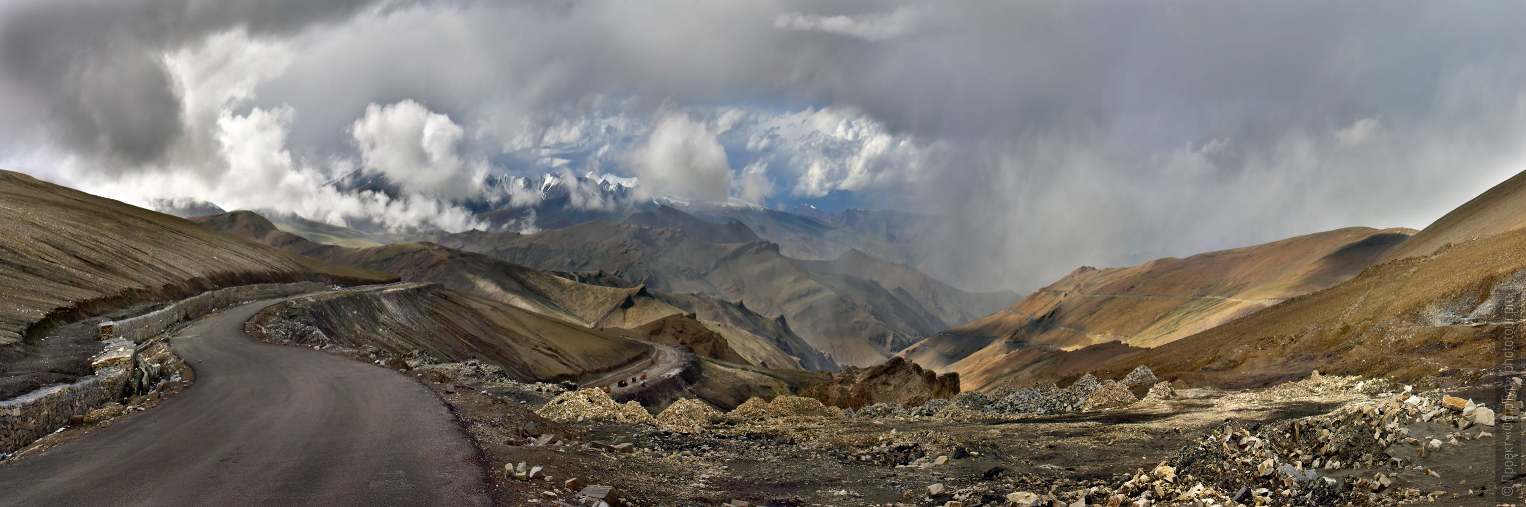 The dusty valley of Rupshu. Budget tour Ladakh and Nubra, July 21 - 30, 2018.