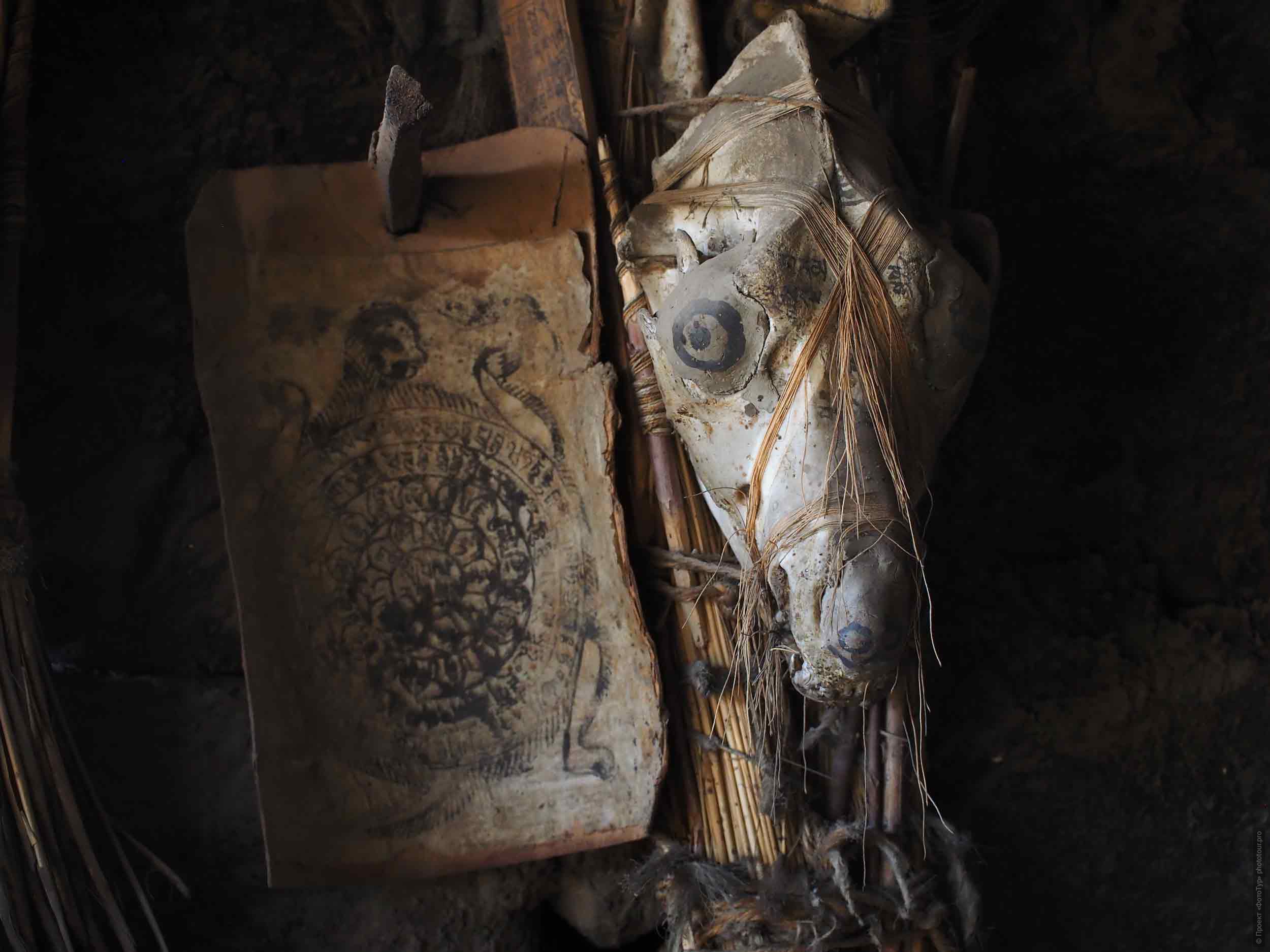 Tibetan amulet on the wall of a house in Old Leh. Photo tour / tour Tibet of Lake-1: Pangong, Tso Moriri, Tso Kar, Tso Chiagar, Dance of Tsam on Lake Pangong, 08.07.-17.07.2022.