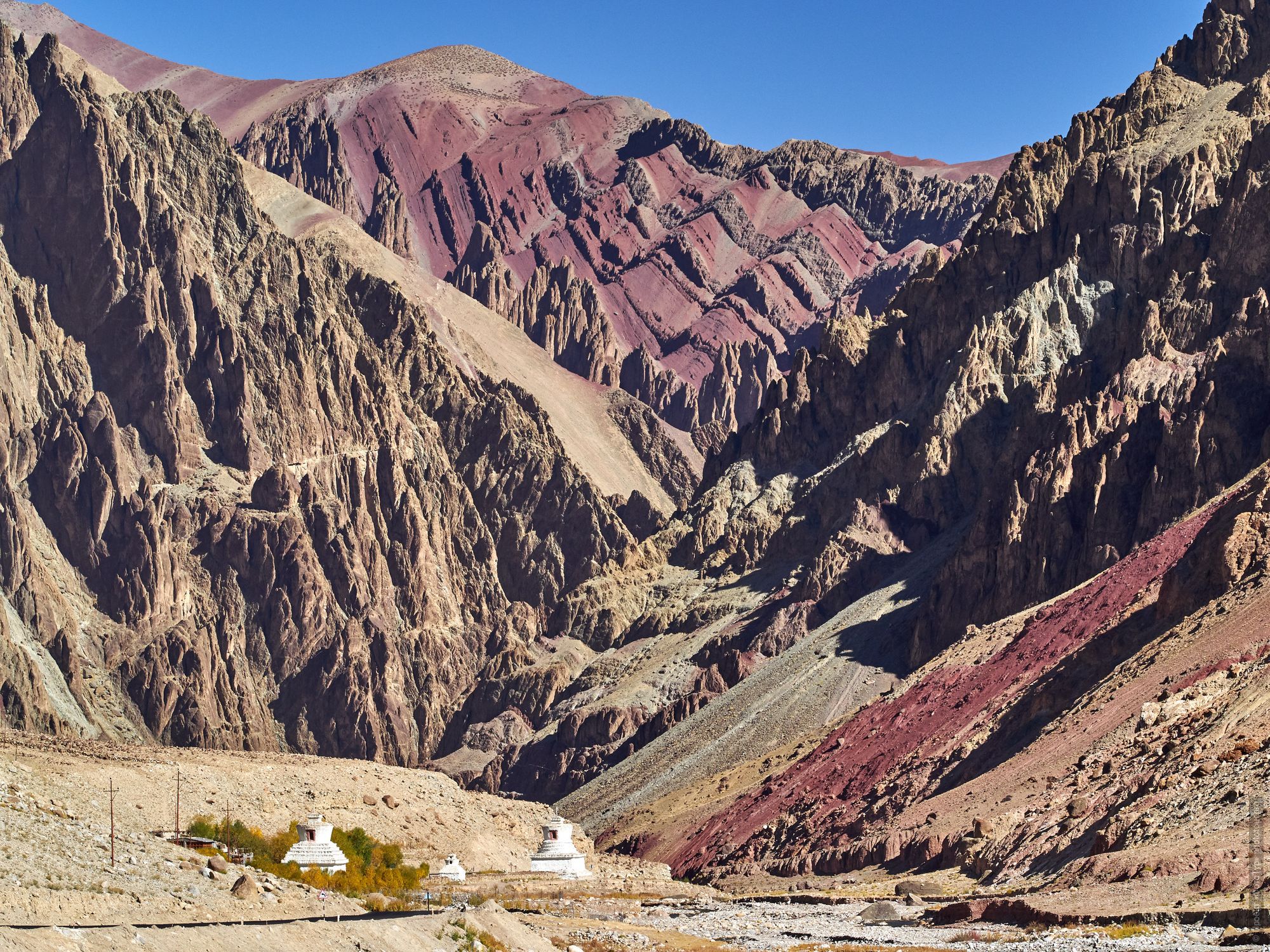 Maroon Gorge, Rumce Valley. Photo tour / tour Tibet of Lake-1: Pangong, Tso Moriri, Tso Kar, Tso Chiagar, Dance of Tsam on Lake Pangong, 08.07.-17.07.2022.