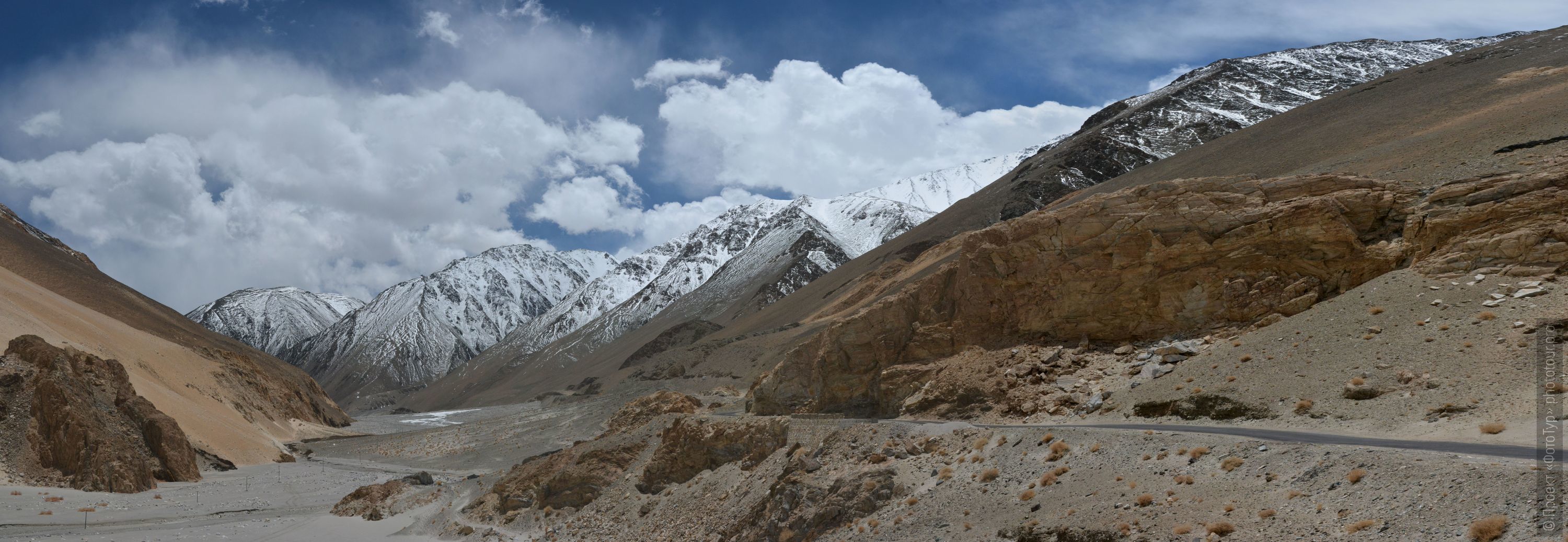 Road to Pangong Lake. Photo tour / tour Tibet of Lake-1: Pangong, Tso Moriri, Tso Kar, Tso Chiagar, Dance of Tsam on Lake Pangong, 08.07.-17.07.2022.