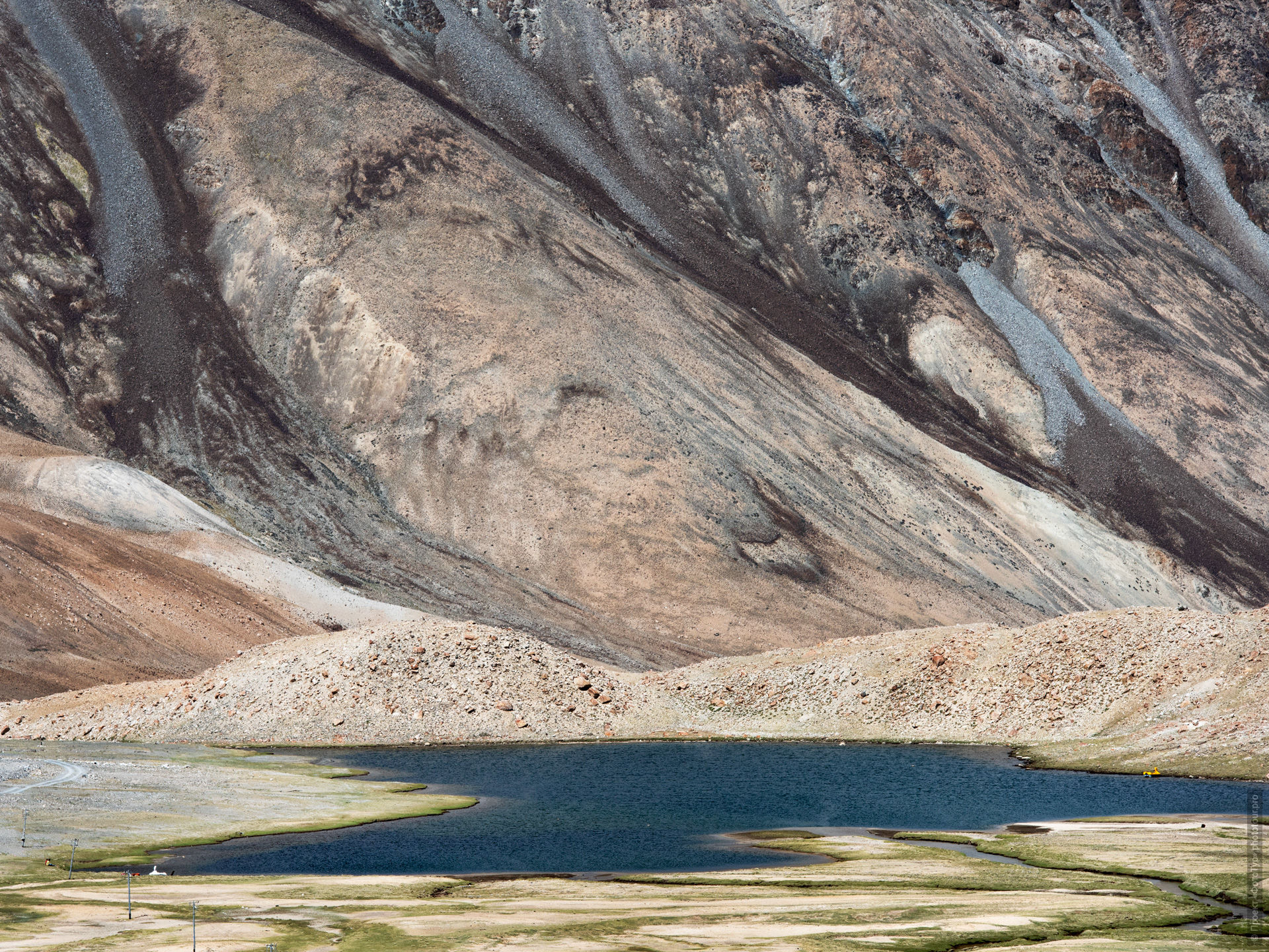 The slopes of Lake Pangong. Photo tour / tour Tibet of Lake-1: Pangong, Tso Moriri, Tso Kar, Tso Chiagar, Dance of Tsam on Lake Pangong, 08.07.-17.07.2022.