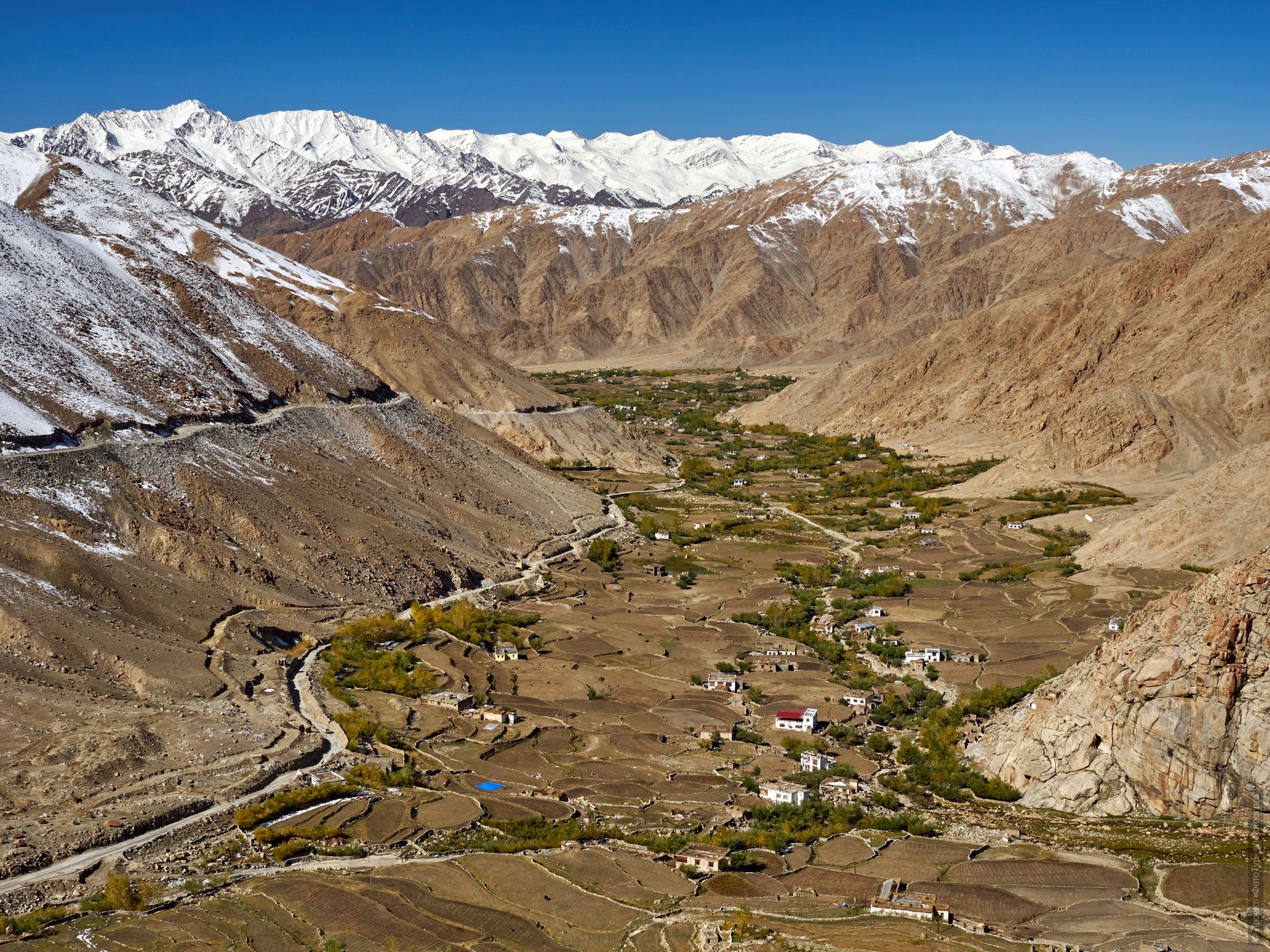 The road to Lake Pangong Tso from Leh, Ladakh. Tibet Lake Tour Advertising: Alpine lakes, geyser valley, Lamayuru, Tsvetnye Gory, 01 - 10.09. 2023 year.