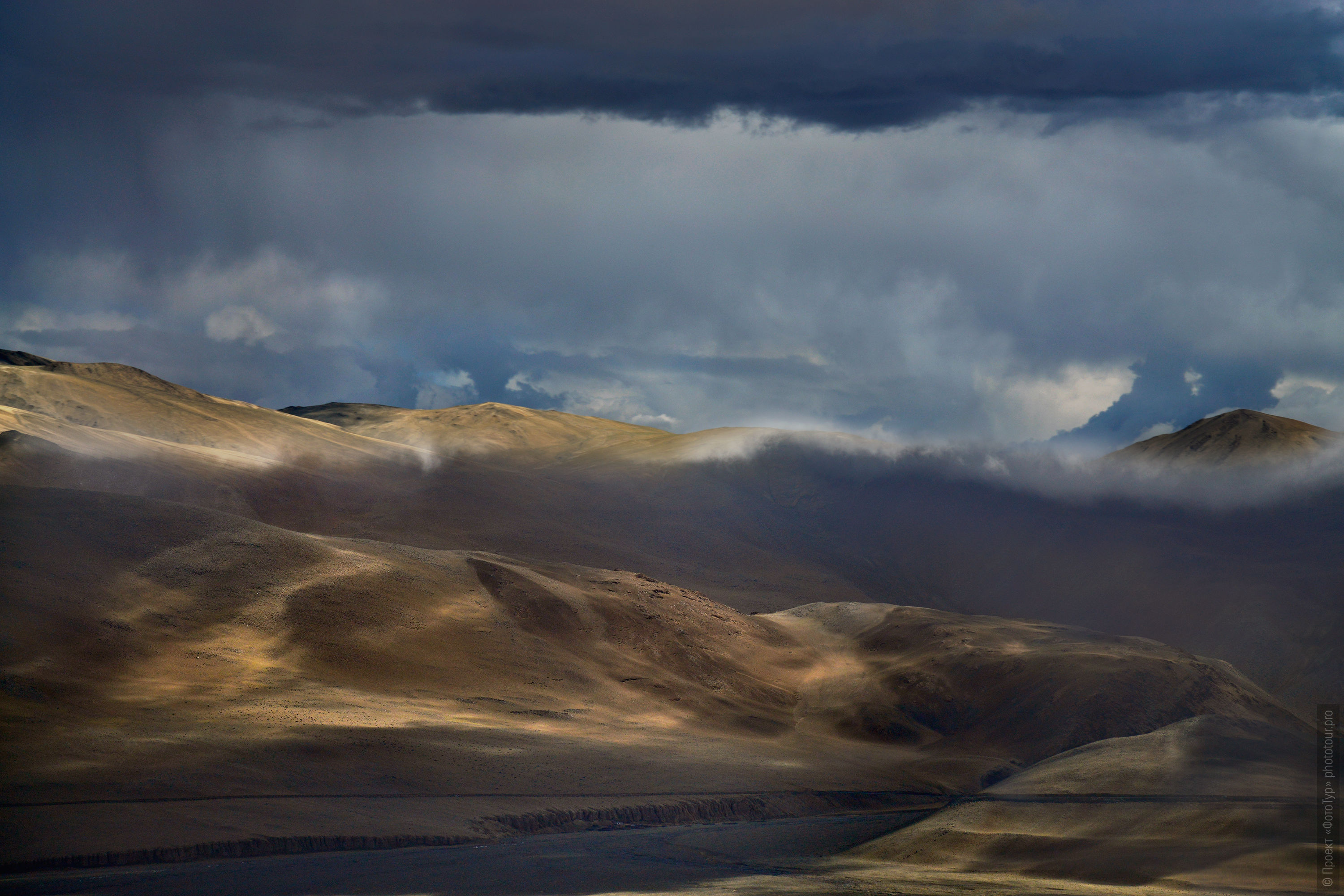 The road to Lake Tso Moriri, Karzok, Ladakh. Phototour Incredible Himalayas-2: Tsam dance at Tiksei monastery + Tso Moriri lake, Ladakh, Tibet, 11.11.-20.11.2020.