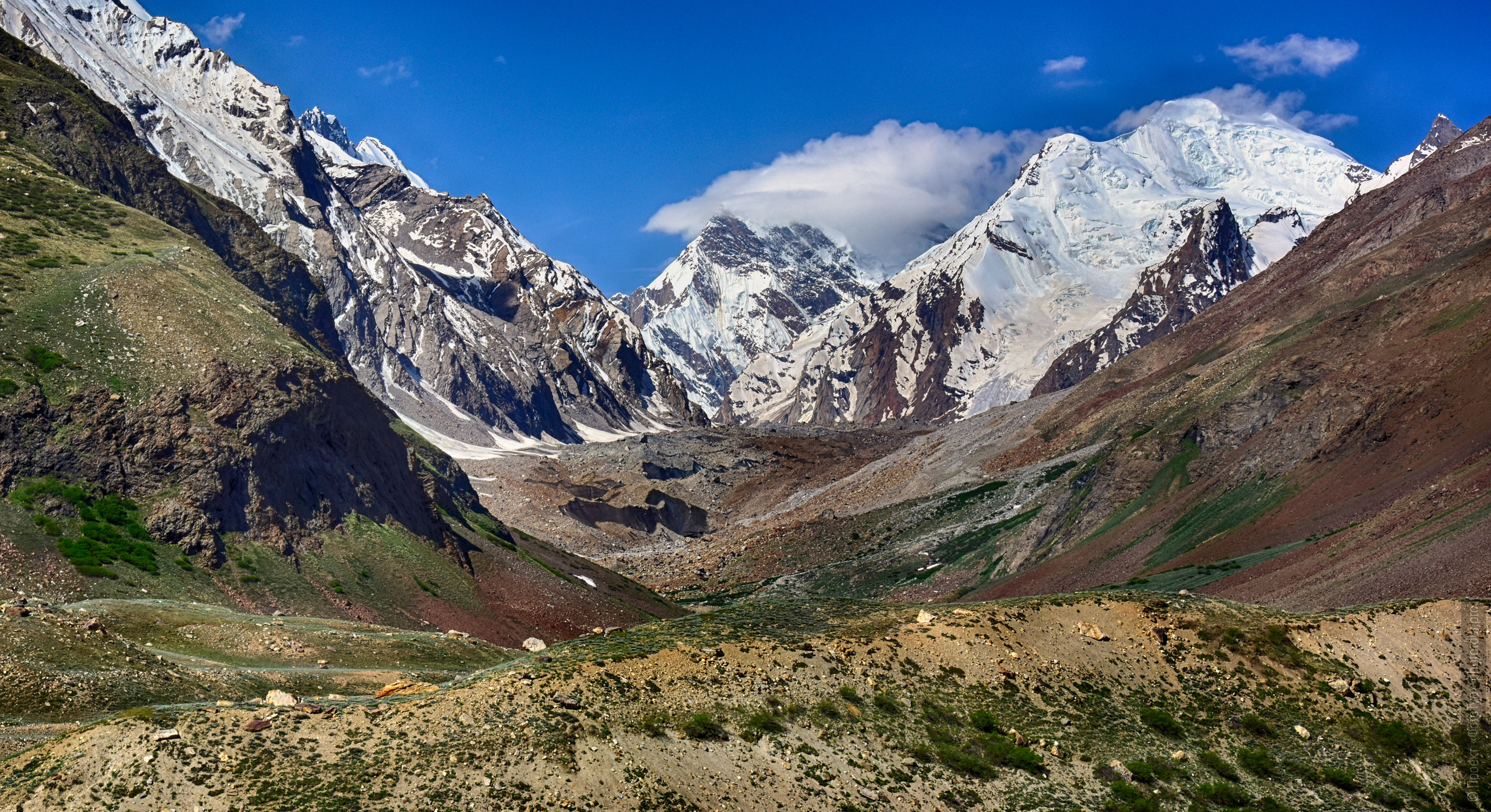 The glaciers of Zanskar. Budget photo tour Legends of Tibet: Zanskar, 30.08. - 09.09.2025.