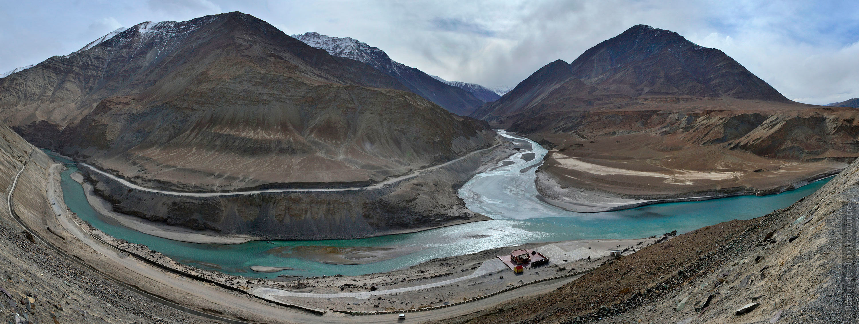 The confluence of the Indus and Zanskar rivers. Photo tour / tour Tibet of Lake-1: Pangong, Tso Moriri, Tso Kar, Tso Chiagar, Dance of Tsam on Lake Pangong, 08.07.-17.07.2022.