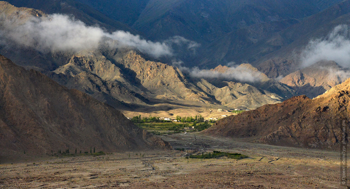 The road to Lake Tso Moriri. Photo tour / tour Tibet of Lake-1: Pangong, Tso Moriri, Tso Kar, Tso Chiagar, Dance of Tsam on Lake Pangong, 08.07.-17.07.2022.