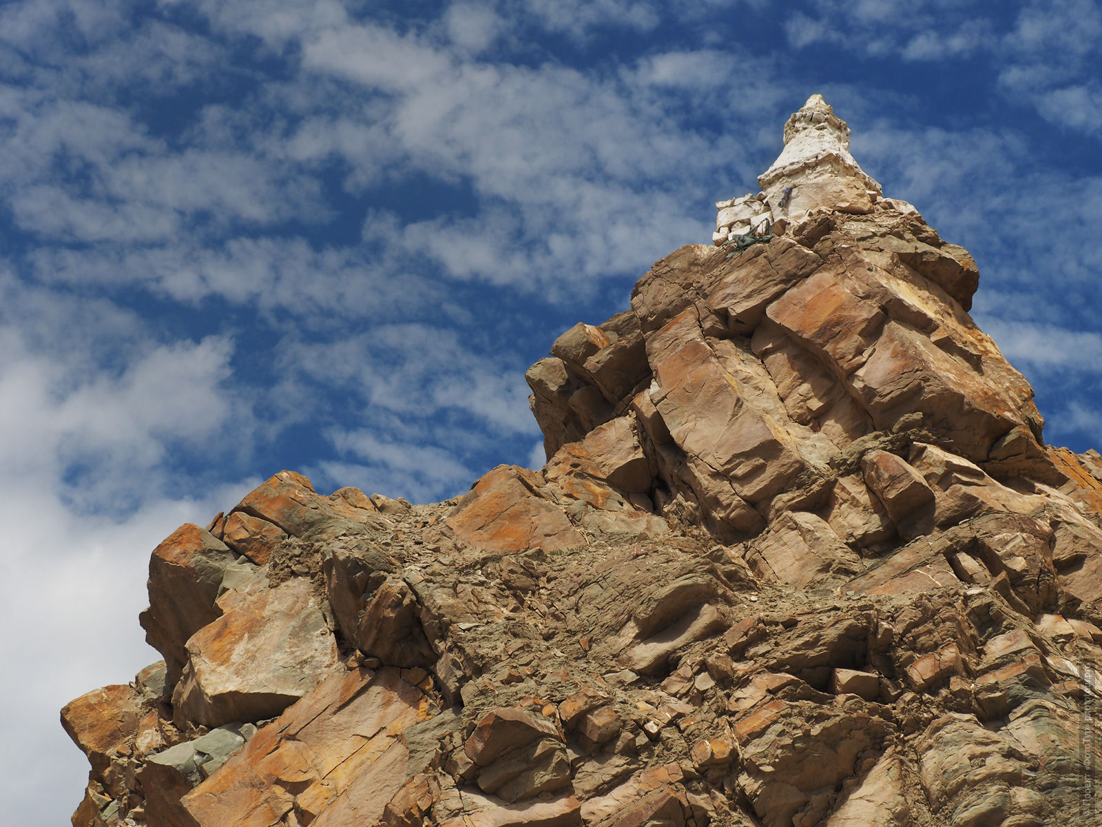 White Buddhist chorten. Expedition Tibet Lake-2: Pangong, Tso Moriri, Tso Kar, Tso Startsapak, Leh-Manali highway.