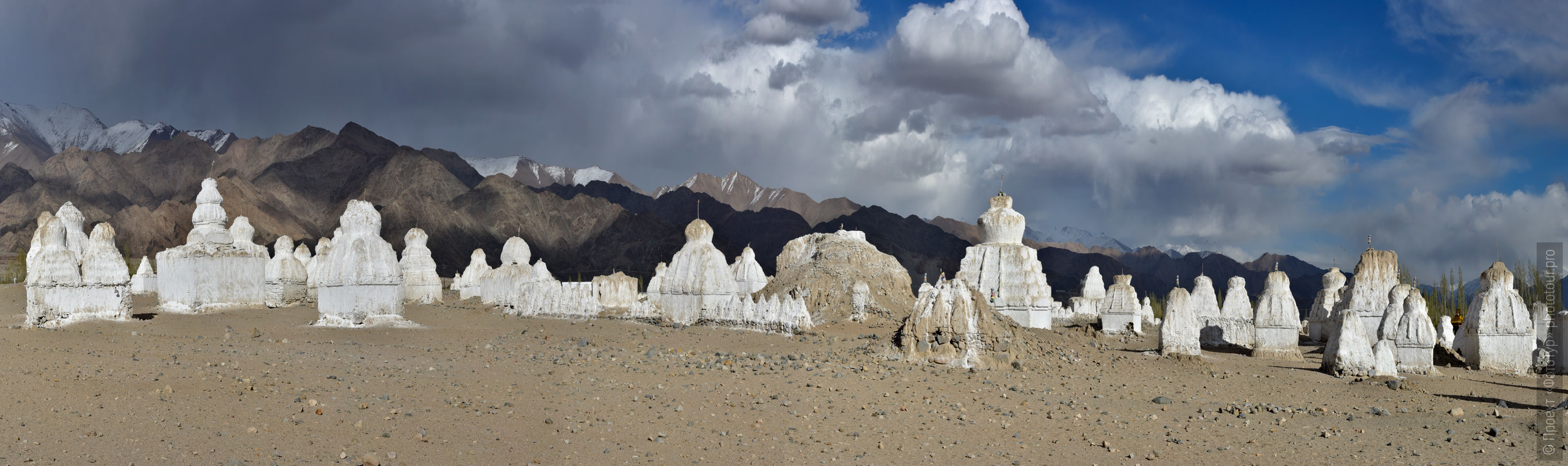 Stupas of Naropa. Tour for artists in Tibet: Watercolor-1: Watercolor painting in Ladakh with Pavel Pugachev, 04.08. - 13.08. 2019.